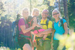 © Kzenon - Familie mit zwei Töchtern auf Wanderung im Wald