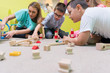 © Kzenon - Kinder in der Kita spielen zusammen