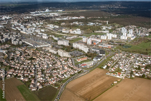 Fotografie, Obraz vue aérienne de la ville des Mureaux dans les Yvelines en France