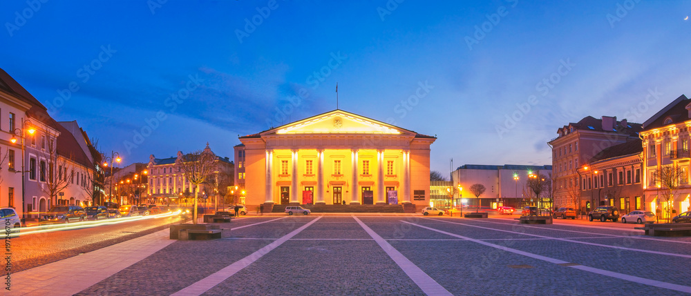 Obraz na płótnie Panorama of Vilnius Town Hall at Dusk w salonie