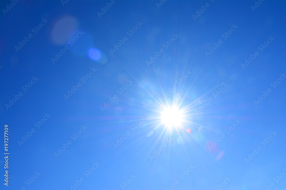 かがやく太陽 青空 の Stock フォト | Adobe Stock