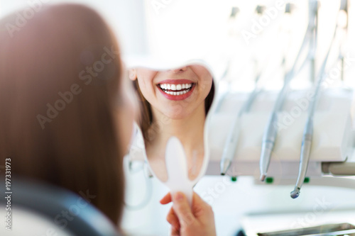 Fototapeta na szkło Kobieta o zęby badane u dentystów