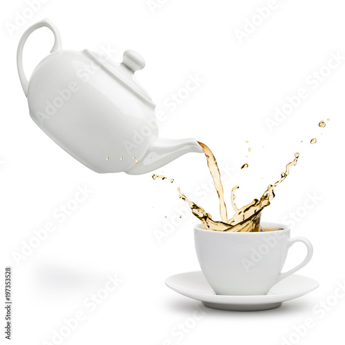 Fotografía teapot pouring tea into cup on white background