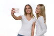 © Joerch - Zwei hübsche blonde Frauen machen ein Selfie
