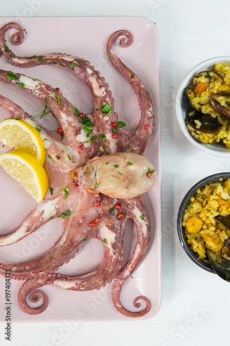 Plakat Smażona ryba, ryż z małżami i ośmiornicą na danie z cytryną i sałatą. Typowe sycylijskie jedzenie