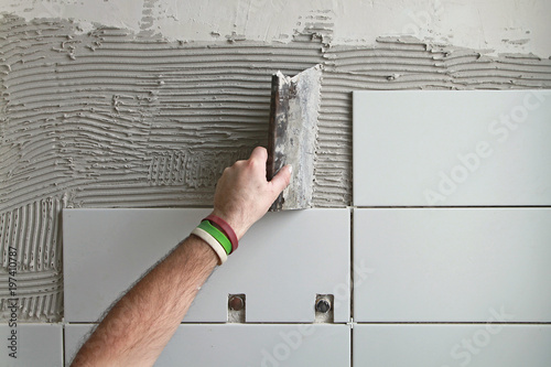 Fotomural Pose de carrelage de salle de bain