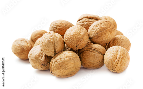 Fotomural heap of walnuts isolated on white background
