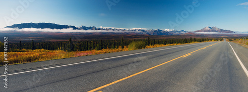 Fotografía Mountains To Tundra Valley View Two Lane Highway Alaska United States