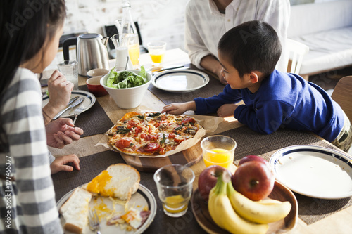 四人家族の昼食 ピザ おしゃれな食卓 Stock Photo Adobe Stock