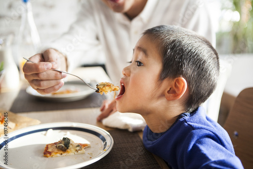 大きな口を開けてあーんしている男の子 パパが食べさせている Koop Deze Stockfoto En Ontdek Vergelijkbare Foto S Op Adobe Stock Adobe Stock