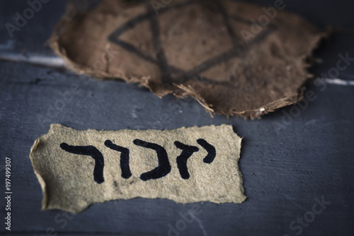 Fotografía jewish badge and hebrew word yizkor, for remember