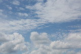 Fototapeta Niebo - Weiße Wolken am blauen Sommer Himmel
