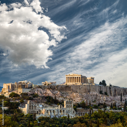 Zdjęcie XXL Partenon, Akropol w Atenach, pod dramatycznym niebem, Grecja