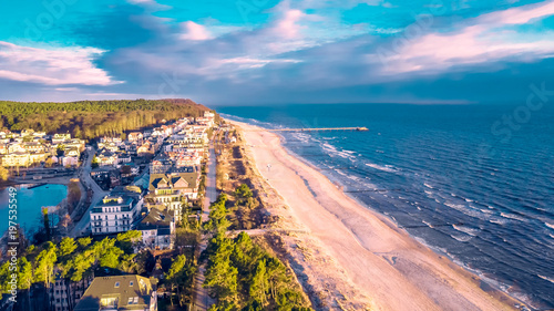 Leinwand Poster  Luftbild vom Bansiner Strand mit Seebrücke und Promenade