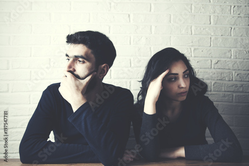 Fotografía angry or sad couple on brick wall background
