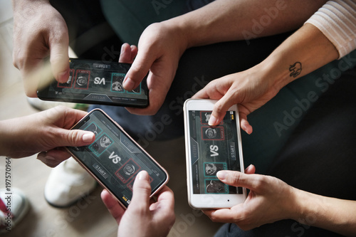 Cuadros en Lienzo Group of diverse friends playing game on mobile phone