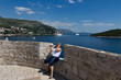 © Helmut - Dubrovnik Stadt mit Rundweg, Hafen, Dächer und Kreuzfahrt Schiffe am Meer strahlend blauen Himmel