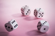 weiße Würfel auf rosa pastell Hintergrund - Auslosung des Gewinnspiel / Verlosung Zufall entscheidet