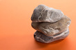 Stein Meditation drei Steine gestapelt vor orangen Hintergrund - Einzigartige Entwicklung der Kraft