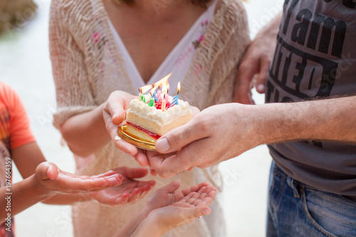 Zdjęcie XXL Rodzinne przyjęcie urodzinowe. Cała rodzina trzyma ciasto.