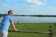 Samotny mężczyzna nad jeziorem, jezioro Somińskie, Polska, Kaszuby