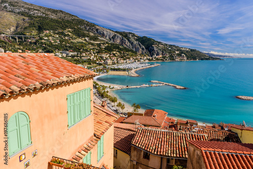 Fotomural Aerial view of the sea coast with roofs of houses