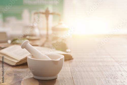 Fotografía Mortar and pestle on the pharmacist's table