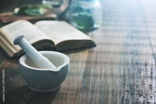 Fotografía Mortar and pestle on the pharmacist's table