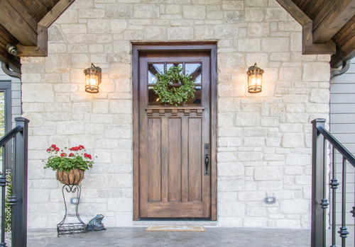 Fotomural Beautifully symmetric and inviting front exterior door