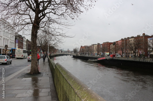 Plakat Nabrzeże Liffey rzeka w Dublin, Irlandia.