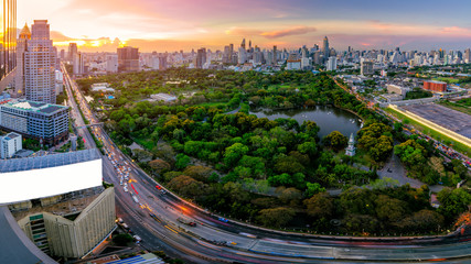 Fototapete - Sunset scence of Bangkok skyline panorama