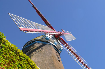 Windmühle mit blauem Himmel