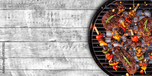 Fotomural Top view of fresh meat and vegetable on grill placed on wood
