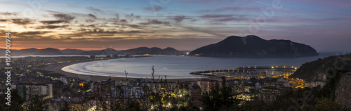 Fotografie, Tablou  Vista panoramica de la ciudad de Laredo y Santoña al atarceder y la ria de Treto
