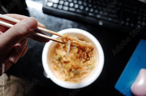 カップラーメン インスタント焼きそばにちょい足しして食べる 一人暮らしのお手軽ご飯 飾らないリアルな食事 Stock Foto Adobe Stock