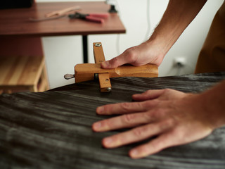 Cutting the belt using the strap cutter knife.