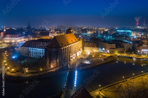 Plakat Widok z lotu ptaka nocy trutnia na Ostrów Tumski we Wrocławiu.