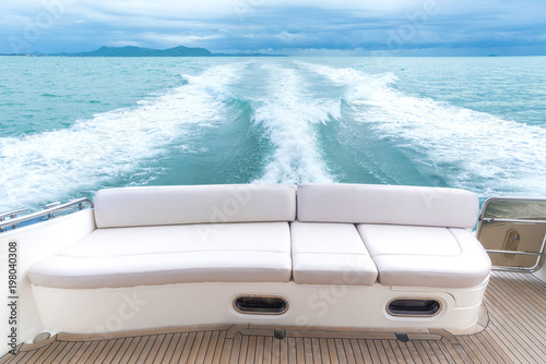 Fotografía White sofa set on a luxury yacht stern interior comfortable design for holiday r
