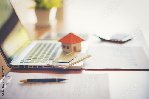 Fotografía Real estate broker sale contract for house resale agreement with ink pen and hou