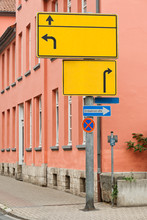 Schilderwald - Mehrere Hinweisschilder Mit In Verschiedene Richtungen Weisenden Pfeilen