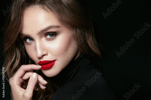 Cuadros en Lienzo Beautiful Woman Face With Makeup And Red Lips.