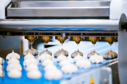 Fotografia Cookie equipment, production line conveyor in confectionery factory