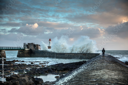 Fotografie, Obraz Vague qui se fracasse sur la grande jetée de la Chaume (Les Sables d'Olonne, Fra