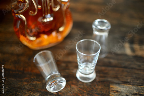 Fotografía A bottle of alcohol and glasses.