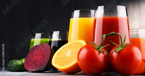 Zdjęcie XXL Szklanki ze świeżych ekologicznych warzyw i soków owocowych