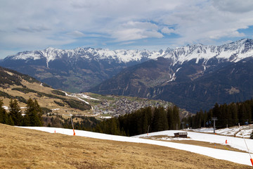 Poster - Blick aus dem Skigebiet auf Serfaus in Tirol, Österreich, im späten Winter.