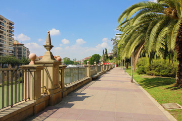 Paseo del río Segura en Murcia, España