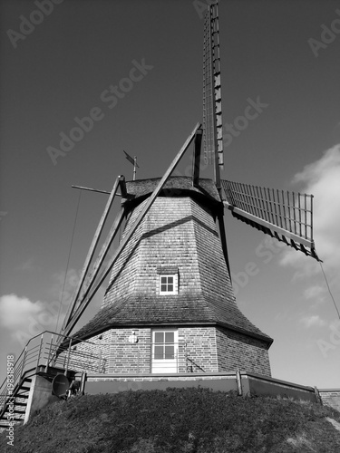 Schöne alte Windmühle mit grauem Schiefer in Sinningen bei Saerbeck im