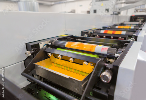 Fotografía Flexographic printing machine with an ink tray, ceramic anilox roll, doctor blade and a print cylinder with polymer relief plate stuck on it