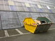 Gelbe offene Mulde oder Container mit Altpapier und Sperrmüll vor moderner Architektur im Medienhafen und Zollhafen in Düsseldorf am Rhein in Nordrhein-Westfalen